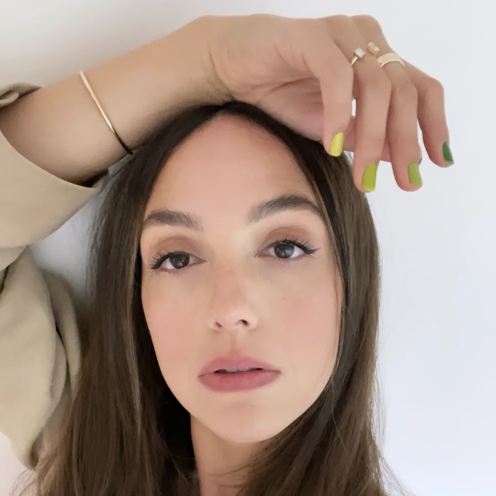 The famous nail artist, Betina Goldstein, wore green-toned painted nails.