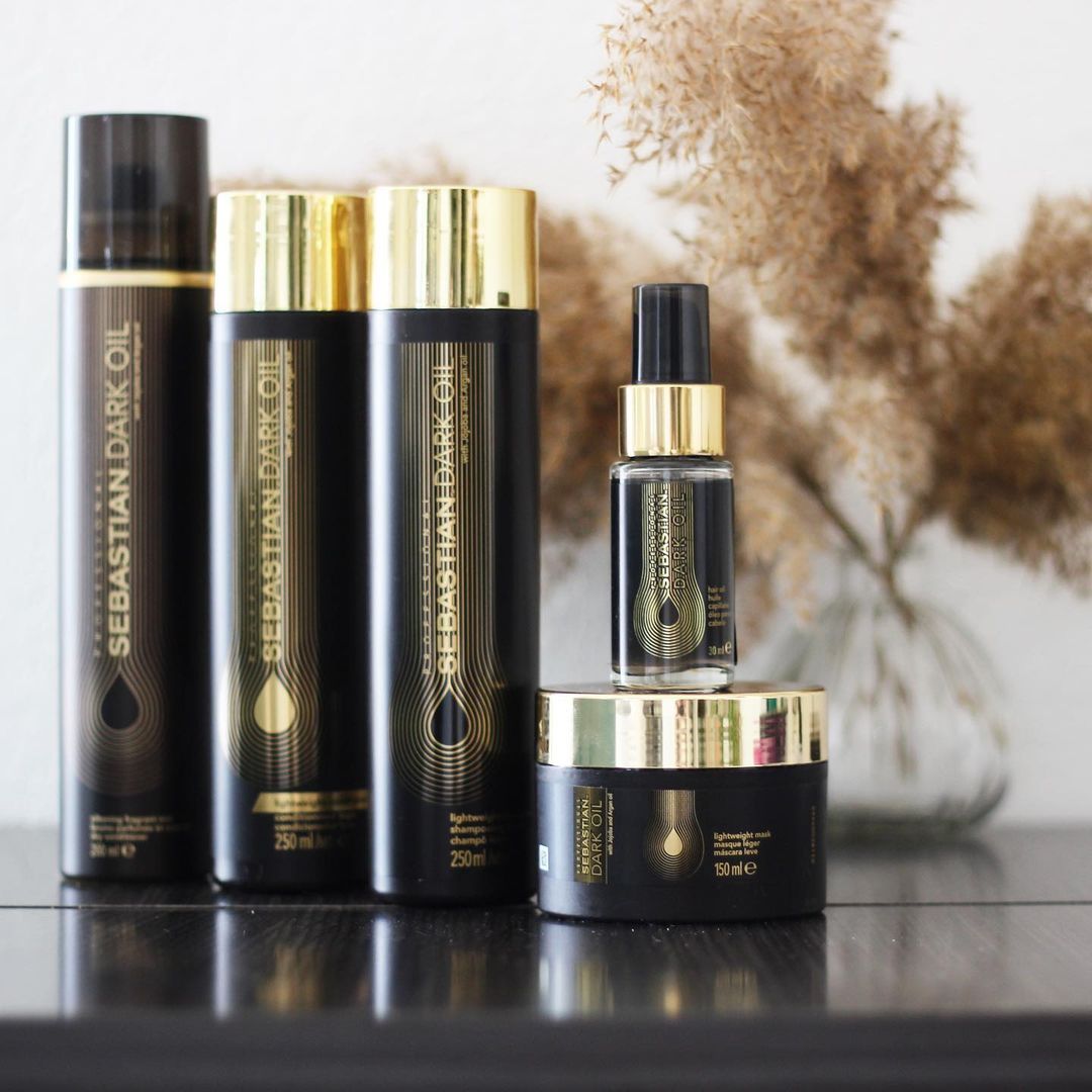 Spotlight on Dark Oil. A lightweight styling oil formulated with a luxurious blend of natural oils that nourish, smooth, and add shine to strands. The Dark Oil Collection is the gift that keeps on giving, replenishing the hair from the inside out to smooth the cuticle and add shine.