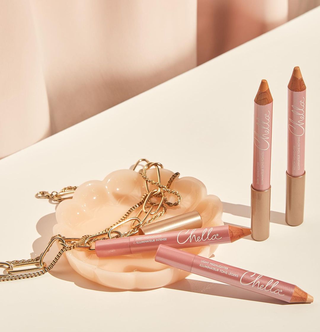Chella Beauty's Highlighter Pencil with a matte finish, showcased alongside its elegant packaging. Infused with nourishing ingredients like sunflower seed oil, jojoba seed oil, shea butter, and vitamin E, this creamy pencil delivers a smooth, brightened look without caking or creasing. Versatile for use on brows, eyes, or as a concealer, it comes in four flattering matte shades, perfect for a natural, radiant finish.