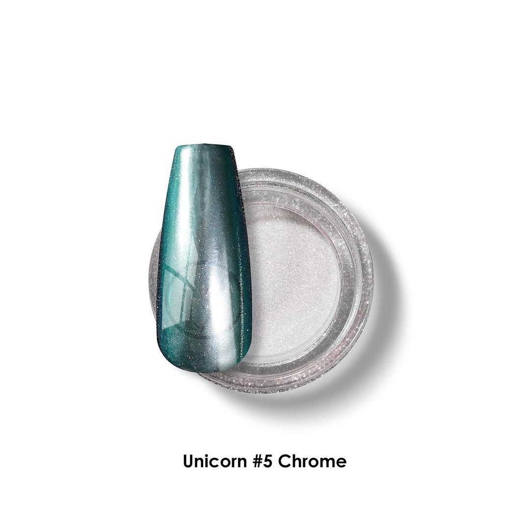 Ivanca’s magic chrome powders! They have black bases, and they’re perfect for vibrant and shimmery nail looks.