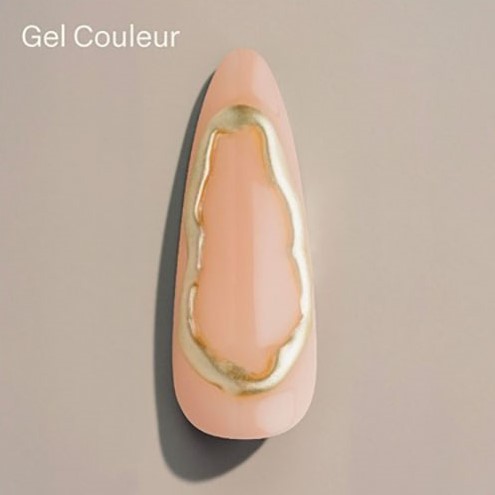 A close-up of a single artificial nail featuring a peach-colored base with an irregular gold outline design. The nail art is simple yet elegant, showcasing the versatility of the Apres Silk Cover Collection for creating refined and modern looks. The text "Gel Couleur" appears in the top left corner, highlighting the artistic focus of the design.